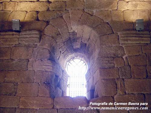 VENTANA DEL MURO NORTE DE LA NAVE